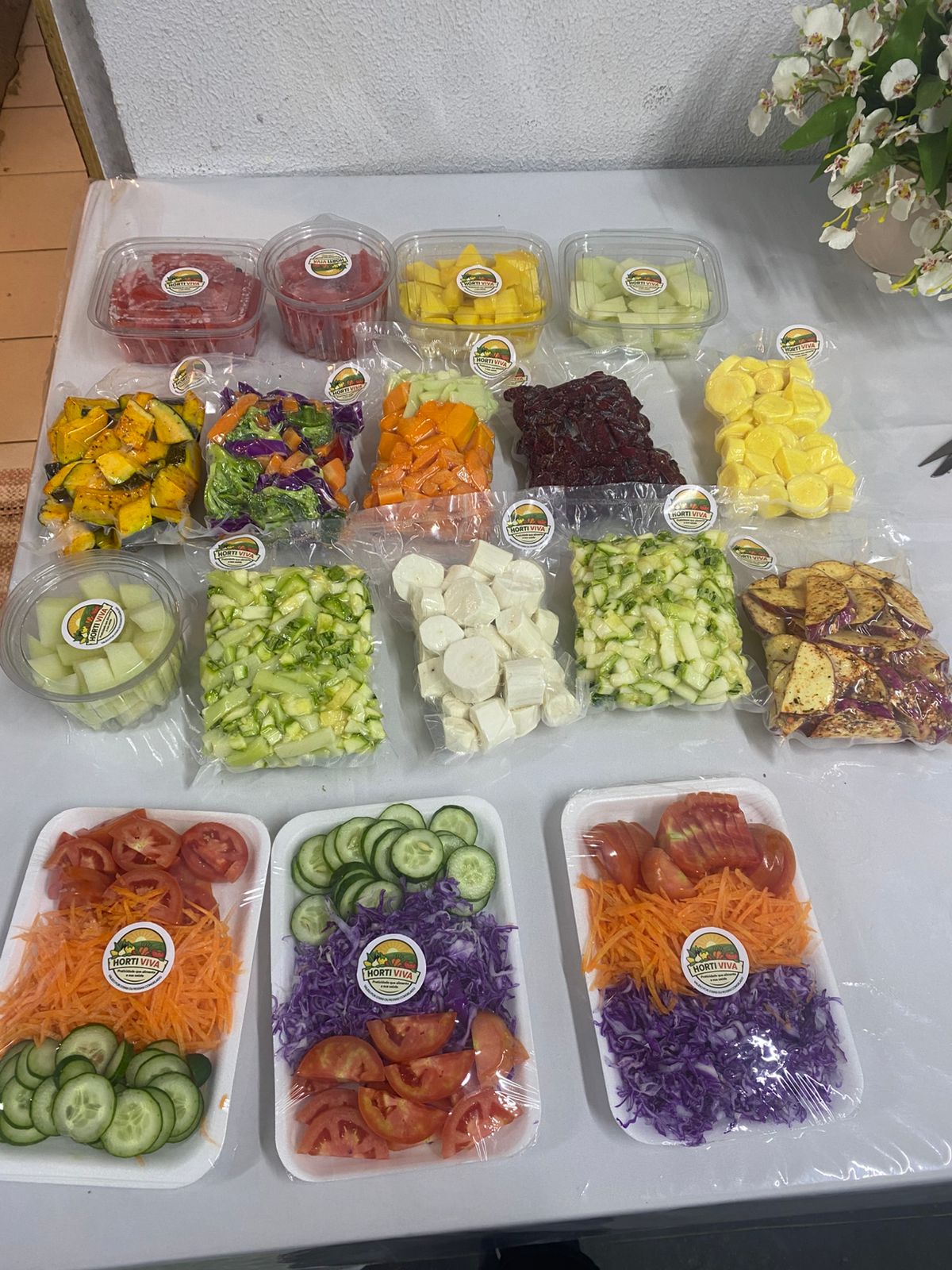 Produtos Hortiviva embalados individualmente, com adesivo da marca